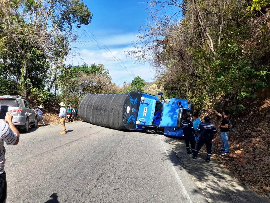 Camin Doble Troque Cargado De Leche Se Accident Este Mircoles